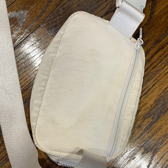 Lululemon Cream Belt Bag - Picture 6 of 7